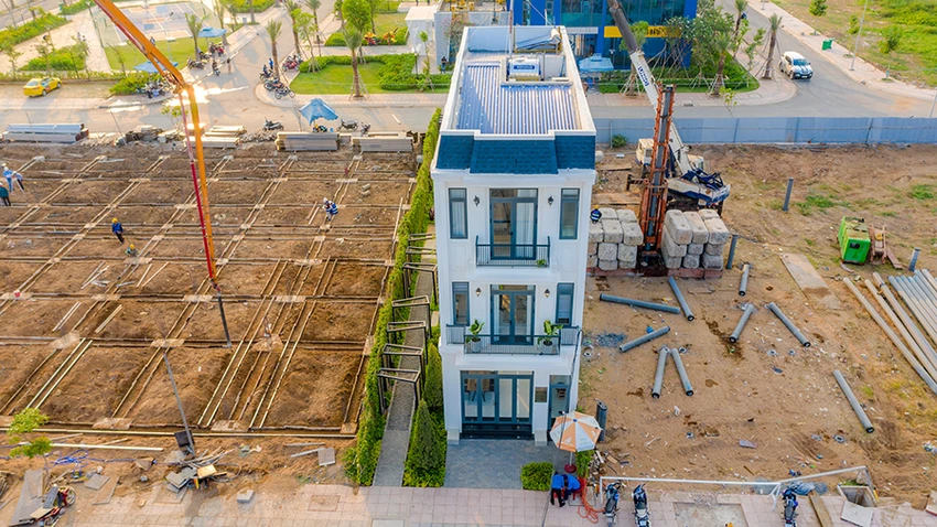 Nhà phố đòi hỏi một nguồn tiền lớn để đầu tư song luôn là món tài sản an toàn nhất trong rổ hàng của nhà đầu tư. Ảnh: Q.HUY