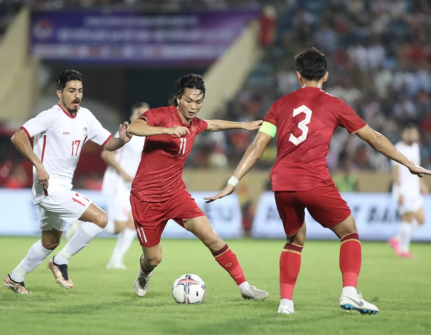 Gặp Syria, đội tuyển Việt Nam cho thấy sự tiến bộ và ăn ý hơn so với trận gặp Hong Kong. Ảnh: ANH PHƯƠNG Gặp Syria, đội tuyển Việt Nam cho thấy sự tiến bộ và ăn ý hơn so với trận gặp Hong Kong. Ảnh: ANH PHƯƠNG