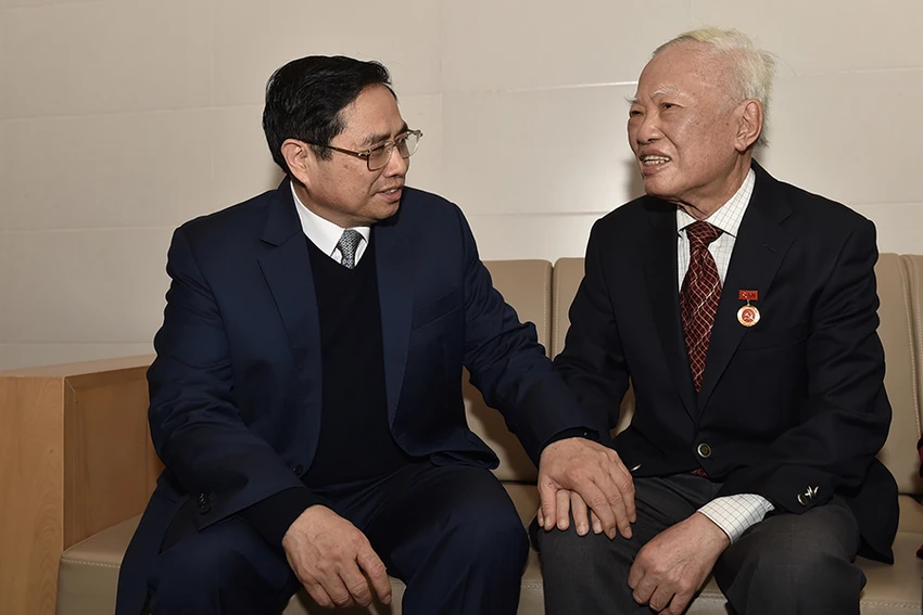 Thủ tướng Phạm Minh Chính ân cần thăm hỏi sức khỏe ông Vũ Khoan và gia đình nhân dịptrao Huy hiệu 60 năm tuổi Đảng cho ông hồi năm 2021. Ảnh: VGP/NHẬT BẮC Thủ tướng Phạm Minh Chính ân cần thăm hỏi sức khỏe ông Vũ Khoan và gia đình nhân dịptrao Huy hiệu 60 năm tuổi Đảng cho ông hồi năm 2021. Ảnh: VGP/NHẬT BẮC