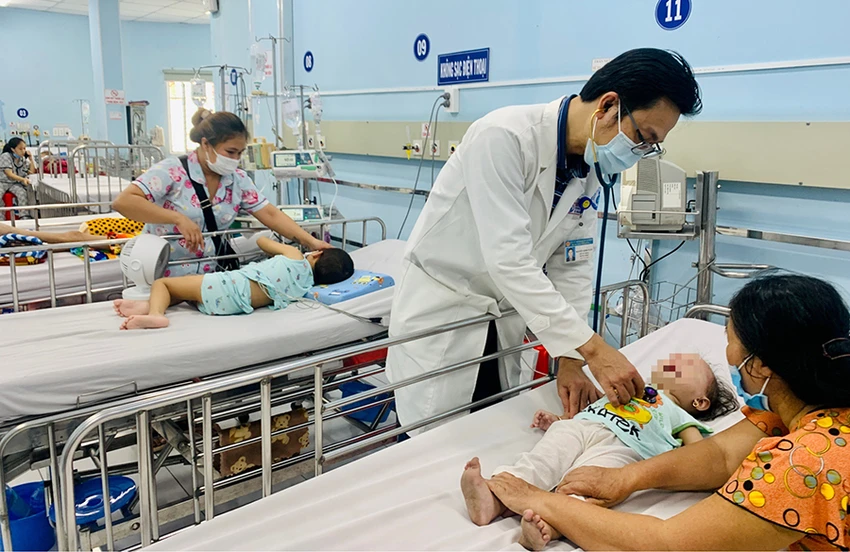 Bác sĩ BV Nhi đồng 1, TP.HCM đang khám cho trẻ mắc sốt xuất huyết. Ảnh: THẢO PHƯƠNG Bác sĩ BV Nhi đồng 1, TP.HCM đang khám cho trẻ mắc sốt xuất huyết. Ảnh: THẢO PHƯƠNG