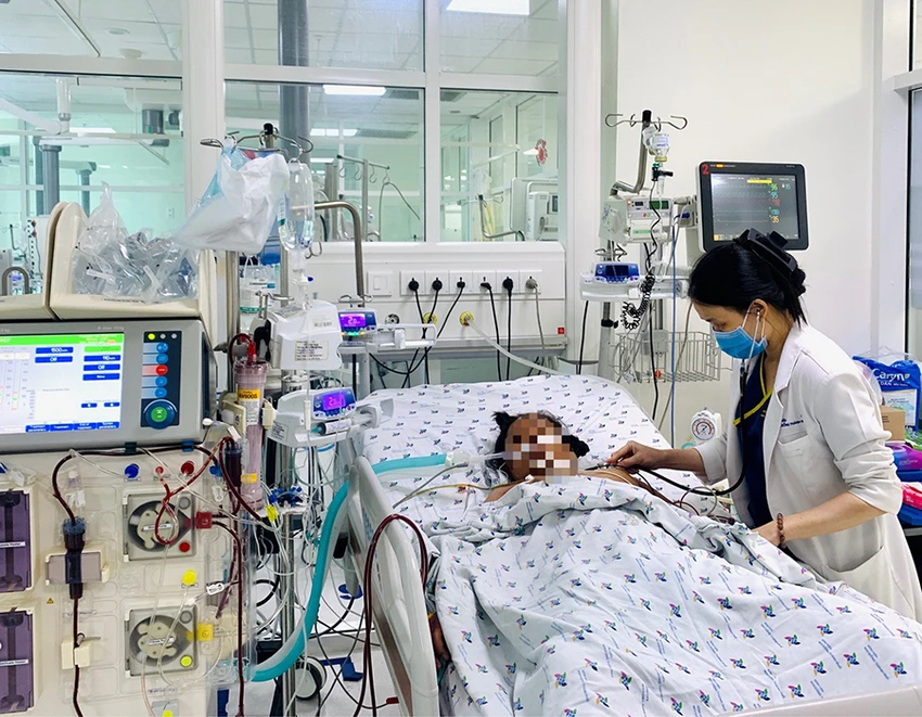 Bệnh nhi mắc sốt xuất huyết nặng đang thở máy và lọc máu tại BV Nhi đồng TP. Ảnh: THẢO PHƯƠNG Bệnh nhi mắc sốt xuất huyết nặng đang thở máy và lọc máu tại BV Nhi đồng TP. Ảnh: THẢO PHƯƠNG