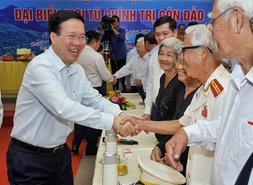 Chủ tịch nước Võ Văn Thưởng trong buổi gặp các cô chú cựu tù chính trị Côn Đảo. Ảnh: MT Chủ tịch nước Võ Văn Thưởng trong buổi gặp các cô chú cựu tù chính trị Côn Đảo. Ảnh: MT