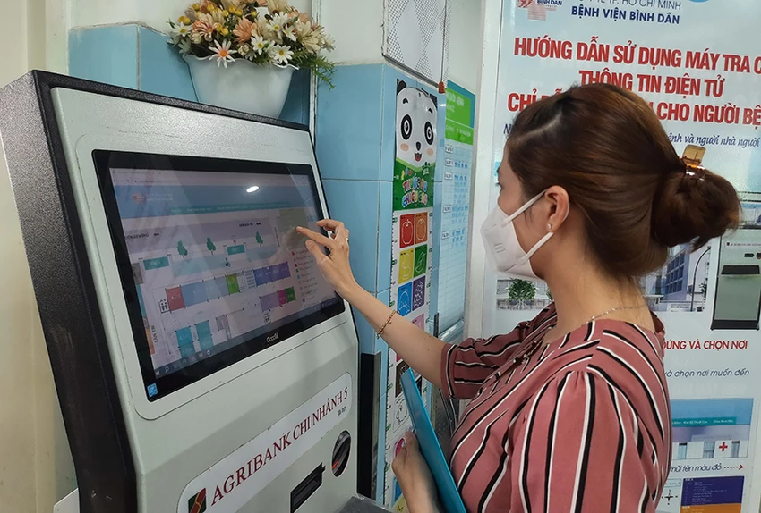 Người dân đang tìm đường tại kiốt chỉ đường trong BV Bình Dân, TP.HCM. Ảnh: TRẦN NGỌC