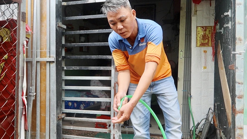 Gia đình anh Hoa phải câu nước từ nhà hàng xóm để dùng hằng ngày dù đã làm nhiều hồ sơ xin được cấp nước. Mới đây, anh đã được lắp đồng hồ nước tạm. Ảnh: TRẦN MINH Gia đình anh Hoa phải câu nước từ nhà hàng xóm để dùng hằng ngày dù đã làm nhiều hồ sơ xin được cấp nước. Mới đây, anh đã được lắp đồng hồ nước tạm. Ảnh: TRẦN MINH