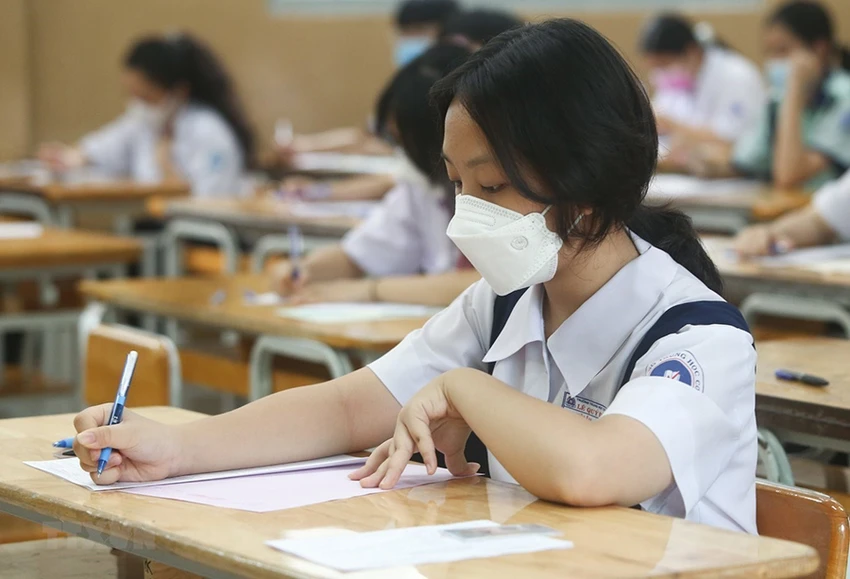 Không ít học sinh dù đậu lớp 10 công lập nhưng không nhập học vì thi để thử sức. Trong ảnh: Thí sinh tham dự kỳ thi tuyển sinh vào lớp 10 tại điểm thi Trường THCS Bàn Cờ (quận 3) thực hiện điền thông tin cá nhân vào phiếu trước khi bắt đầu làm bài. Ảnh: THU HƯƠNG/TTXVN