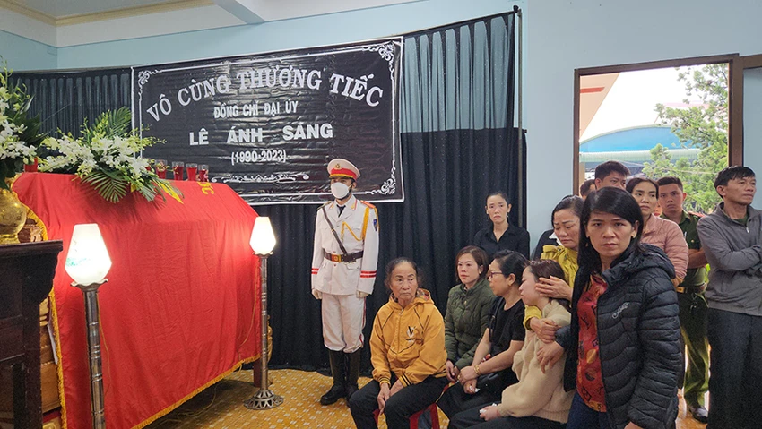 Người thân, đồng đội đang lo tang lễ Đại úyLêÁnh Sáng. Ảnh: VÕ TÙNG