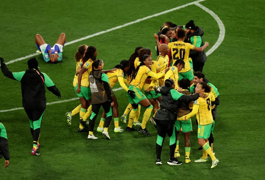 Các cầu thủ Jamaica khiến những “bà chị” Brazil ôm mặt khóc nức nở vì bị loại. Ảnh: GETTY IMAGES Các cầu thủ Jamaica khiến những “bà chị” Brazil ôm mặt khóc nức nở vì bị loại. Ảnh: GETTY IMAGES