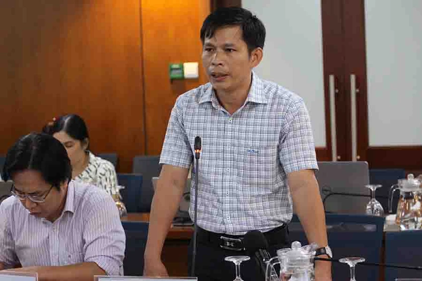 Ông Nguyễn Văn Hiếu, đại diện Sở Nội vụ TP, thông tin về việc sắp xếp các đơn vị hành chính trên địa bàn TP.HCM. Ảnh: NGUYỄN NHÂN Ông Nguyễn Văn Hiếu, đại diện Sở Nội vụ TP, thông tin về việc sắp xếp các đơn vị hành chính trên địa bàn TP.HCM. Ảnh: NGUYỄN NHÂN