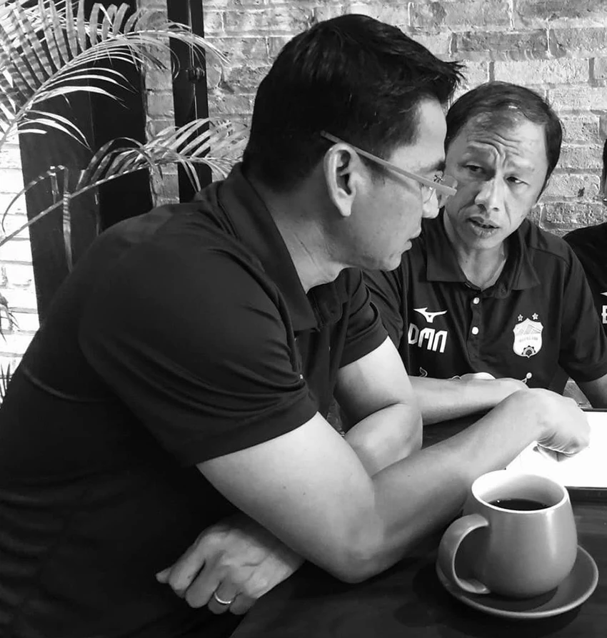Đôi bạn gắn bó với nhau từ khi là cầu thủ đưa HA Gia Lai lên chuyên nghiệp rồi vô địch V-League hai mùa liền cho đến khi cùng trong ban huấn luyện, sáng sáng ngồi bàn với nhau từng bài tập, kế hoạch cho đội bóng… Ảnh: AM