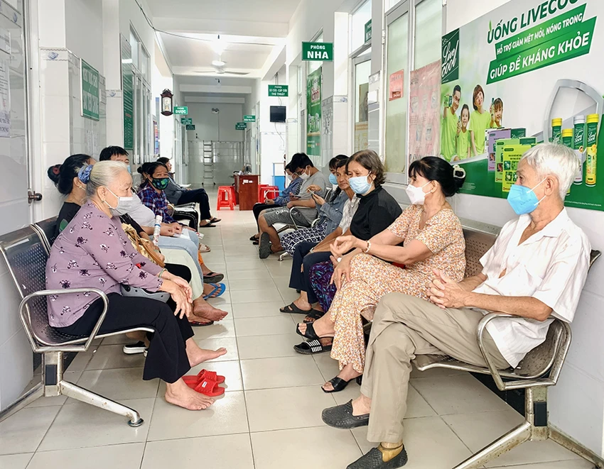 Người dân chờ khám bệnh miễn phí tại Trạm y tếxãTânHiệp, huyện HócMôn. Ảnh: THẢO PHƯƠNG Người dân chờ khám bệnh miễn phí tại Trạm y tếxãTânHiệp, huyện HócMôn. Ảnh: THẢO PHƯƠNG