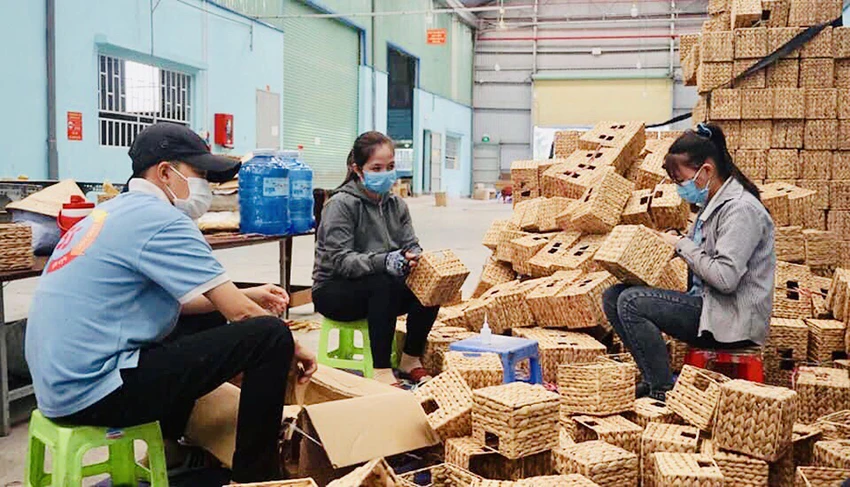 Bộ LĐ-TB&XH vừa đề xuất bổ sung một số quy định tăng mức đóng BHXH trong khu vực doanh nghiệp. Ảnh minh họa: HUỲNH DU Bộ LĐ-TB&XH vừa đề xuất bổ sung một số quy định tăng mức đóng BHXH trong khu vực doanh nghiệp. Ảnh minh họa: HUỲNH DU