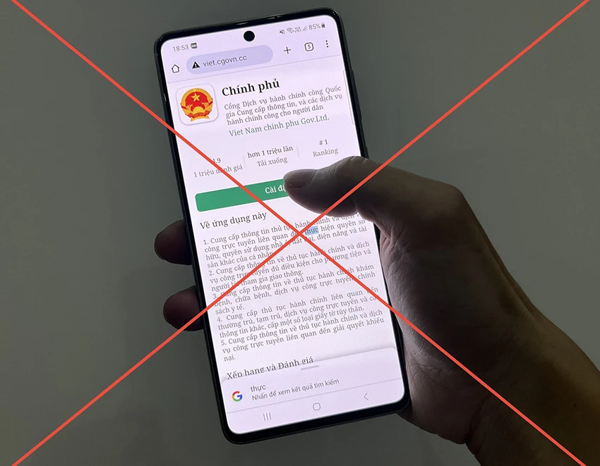 Trang web anh D được đối tượng yêu cầu cài đặt ứng dụng “lạ”. Ảnh: KHÁNH TOÀN Trang web anh D được đối tượng yêu cầu cài đặt ứng dụng “lạ”. Ảnh: KHÁNH TOÀN
