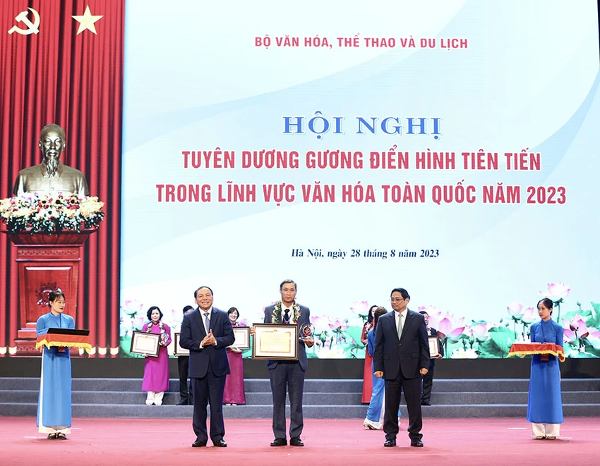 Thủ tướng Chính phủ và bộ trưởng Bộ VH-TT&amp;DL tặng kỷ niệm chương và bằng khencho HLV Mai Đức Chung, một trong những tấm gương điển hình tiên tiến ngành văn hóa. Ảnh: VT