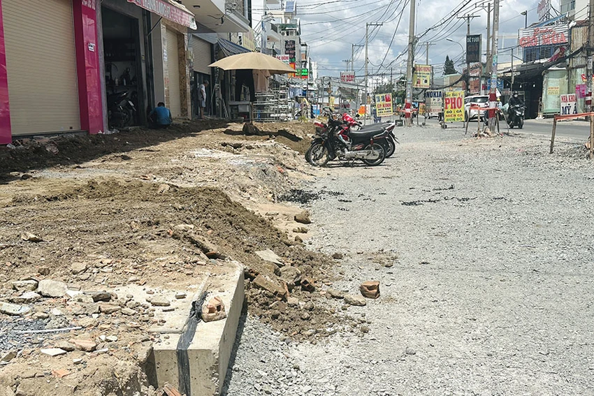 Người dân lo ngại việc đường Tân Kỳ Tân Quý mở rộng, vỉa hè bị đào bới để đó lâu ngày khiến việc đi lại, buôn bán gặp khó khăn. Ảnh: HUỲNH THƠ Người dân lo ngại việc đường Tân Kỳ Tân Quý mở rộng, vỉa hè bị đào bới để đó lâu ngày khiến việc đi lại, buôn bán gặp khó khăn. Ảnh: HUỲNH THƠ