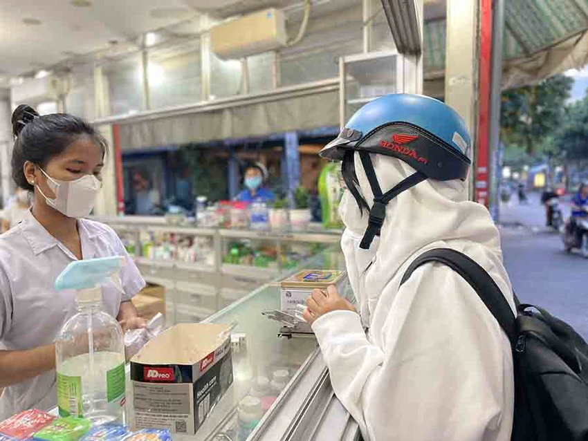 Một nhà thuốc trên địa bàn quận Tân Bình, TP.HCM cháy hàng thuốc điều trị đau mắt đỏ hiệu Tobrex. Ảnh: VÕ THƠ Một nhà thuốc trên địa bàn quận Tân Bình, TP.HCM cháy hàng thuốc điều trị đau mắt đỏ hiệu Tobrex. Ảnh: VÕ THƠ