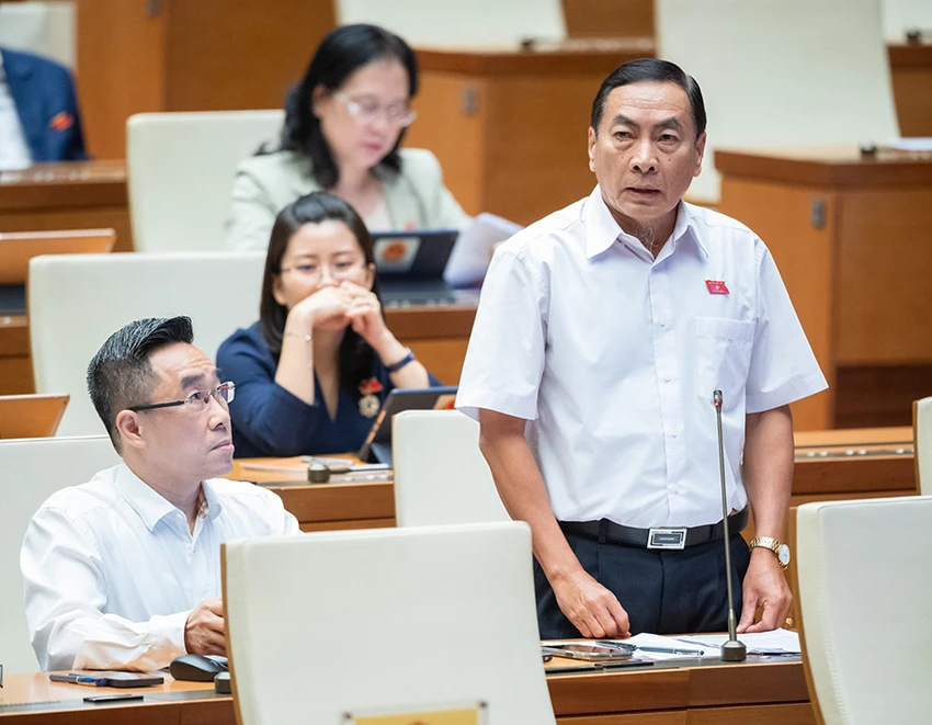 Đại biểu Phạm Văn Hòa, Đoàn đại biểu Quốc hội tỉnh Đồng Tháp chất vấn Thống đốc Ngân hàng Nhà nước Nguyễn Thị Hồng. Ảnh: PHẠM THẮNG