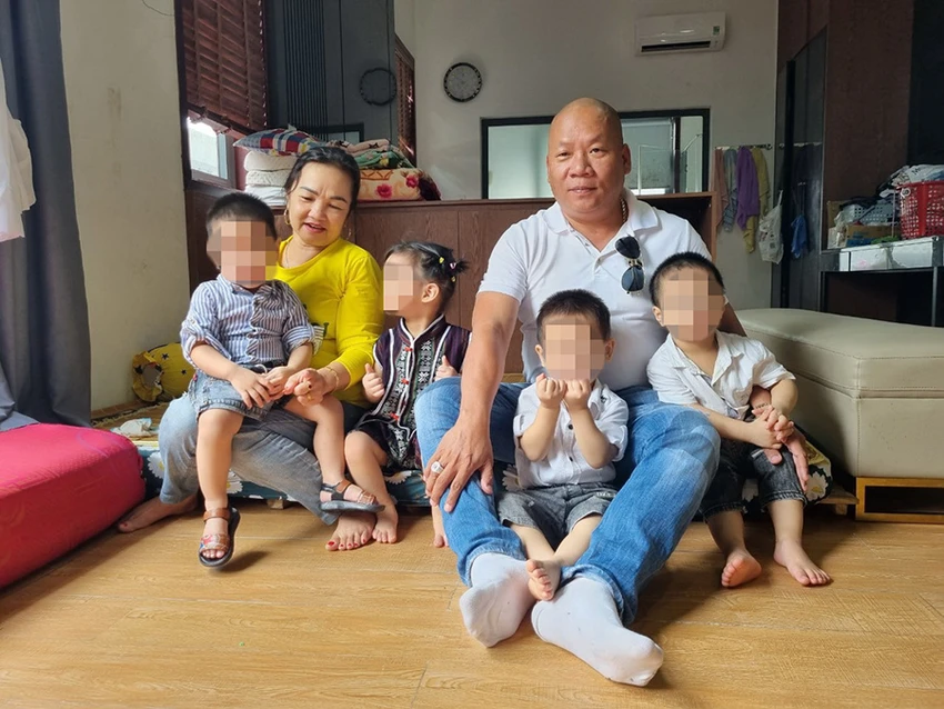 Ông Trường Tuấn và bảo mẫu mong làm được giấy khai sinh cho bốn cháu bé mà ông nhận làm con nuôi để sắp tới các cháu được đi học. Ảnh: THANH NHẬT