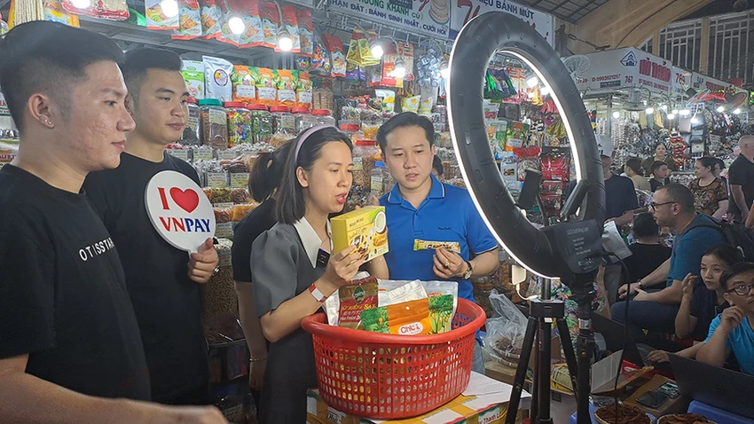 Doanh nghiệp “tung chiêu” kích cầu mùa mua sắm Tết