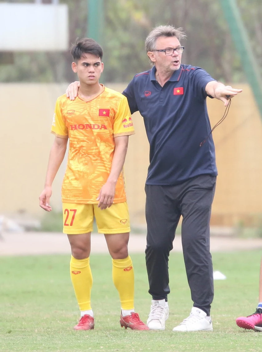 2-14-baichinh-nhung-hlv-khung-asian-cup-2023-31-dec-2023-850-9398.jpg