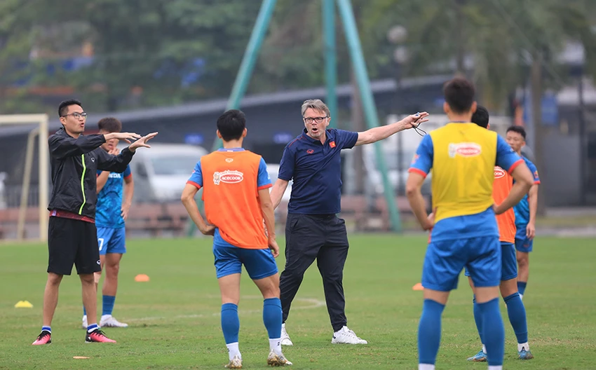 15-baichinh-dtvn-lenduong-asiancup-1050-5075.jpg