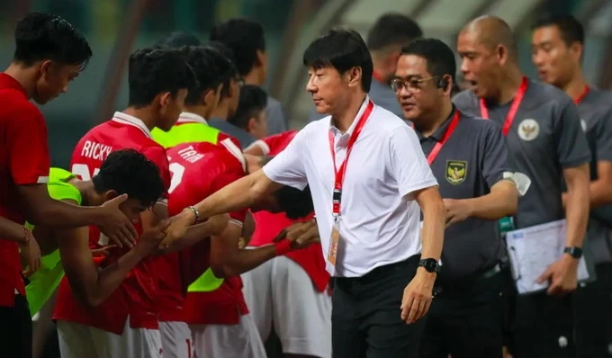 HLV Shin Tae-yong và các cầu thủ Indonesia