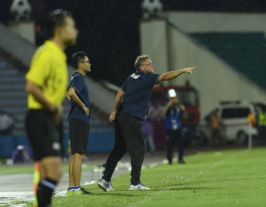 Ông Troussier cần tập trung vào chuyên môn hơn là trách móc người hâm mộ