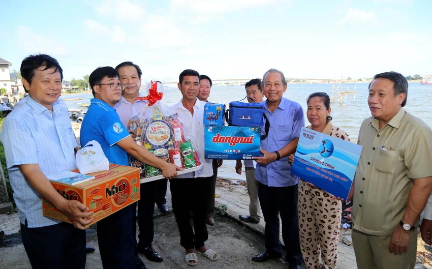 'Cùng ngư dân thắp sáng đèn trên biển' rất thiết thực