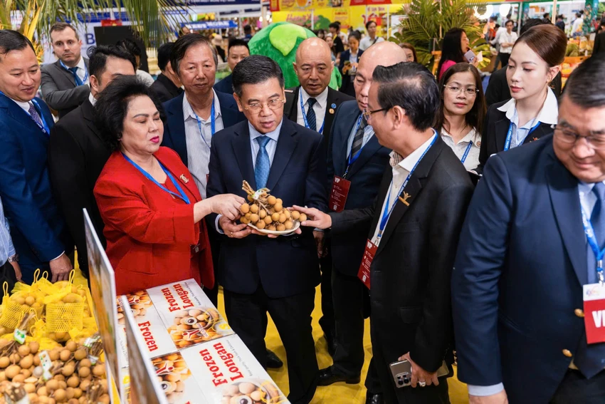 Doanh nghiệp TP.HCM tự tin mang thương hiệu đến thị trường quốc tế. Trong ảnh: Lãnh đạo TP.HCM thăm gian hàng sản phẩm nông nghiệp tại Hội chợ hàng Việt Nam tiêu biểu xuất khẩu 2025. Ảnh: QUANG HUY