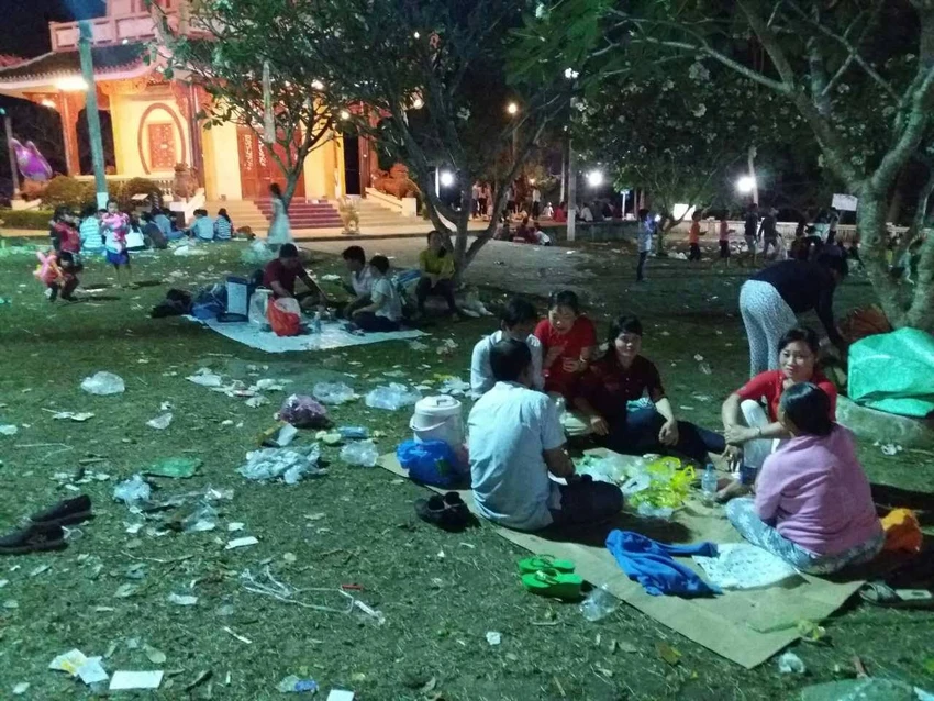 Khắp nơi trên đỉnh núi Điện Bà ngập trong rác