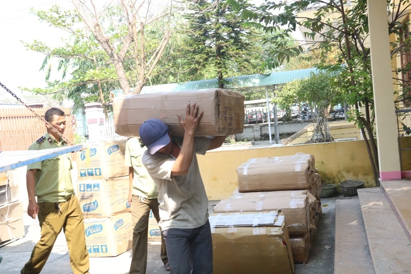 Bắt xe chở vải và bình nóng lạnh không giấy tờ ảnh 3 Bắt xe chở vải và bình nóng lạnh không giấy tờ ảnh 3