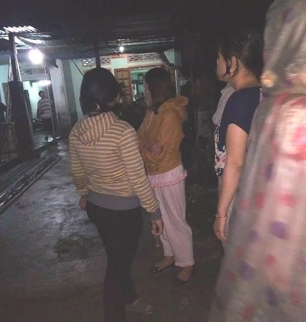 2 anh em rơi hố công trình, người anh đã tử vong ảnh 2 Người dân đến chia buồn cùng gia đình nạn nhân.