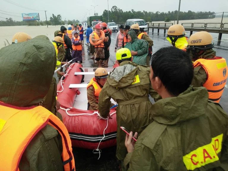 Cụ già khóc mừng vì được đưa ra khỏi vùng lũ nguy hiểm ảnh 1 Cụ già khóc mừng vì được đưa ra khỏi vùng lũ nguy hiểm ảnh 1