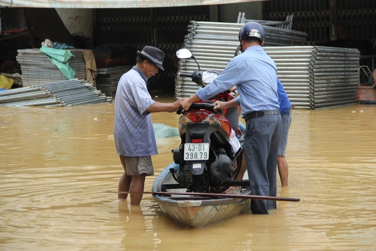Kiếm tiền triệu nhờ chở người qua vùng ngập lũ ảnh 2 Kiếm tiền triệu nhờ chở người qua vùng ngập lũ ảnh 2
