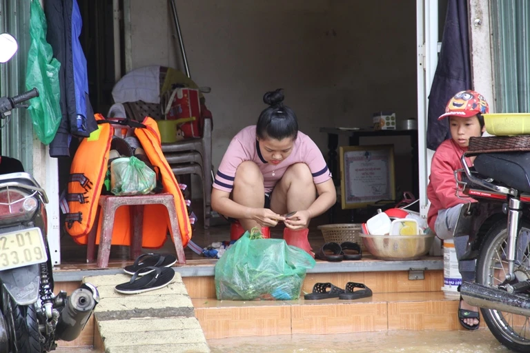 Quảng Nam: Hối hả dọn lũ từ tờ mờ sáng ảnh 3 Quảng Nam: Hối hả dọn lũ từ tờ mờ sáng ảnh 3