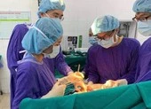 Cứu sống người đàn ông có khối u gan khổng lồ