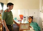 Thượng úy công an bị người đua xe tông thẳng vào người