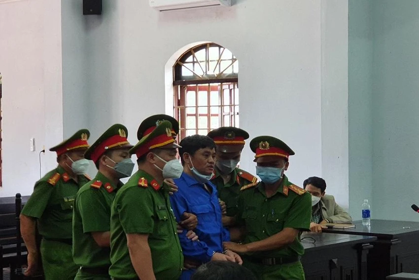 Bị cáo Minh đập bàn, chửi HĐXX sau khi bị tuyên án tử. Ảnh QN Bị cáo Minh đập bàn, chửi HĐXX sau khi bị tuyên án tử. Ảnh QN