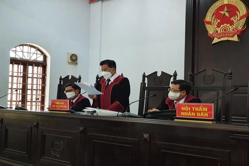 HĐXX đang tuyên án bị cáo Minh. Ảnh QN HĐXX đang tuyên án bị cáo Minh. Ảnh QN