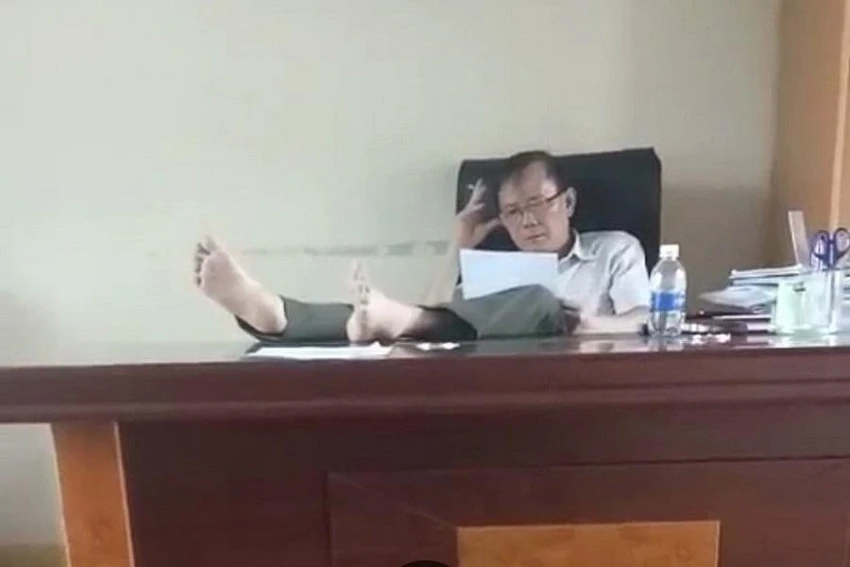 Mạng xã hội trước đó có đăng tải đoạn clip ông Tường gác chân lên bàn làm việc gây xôn xao. Ảnh cắt từ clip. Mạng xã hội trước đó có đăng tải đoạn clip ông Tường gác chân lên bàn làm việc gây xôn xao. Ảnh cắt từ clip.