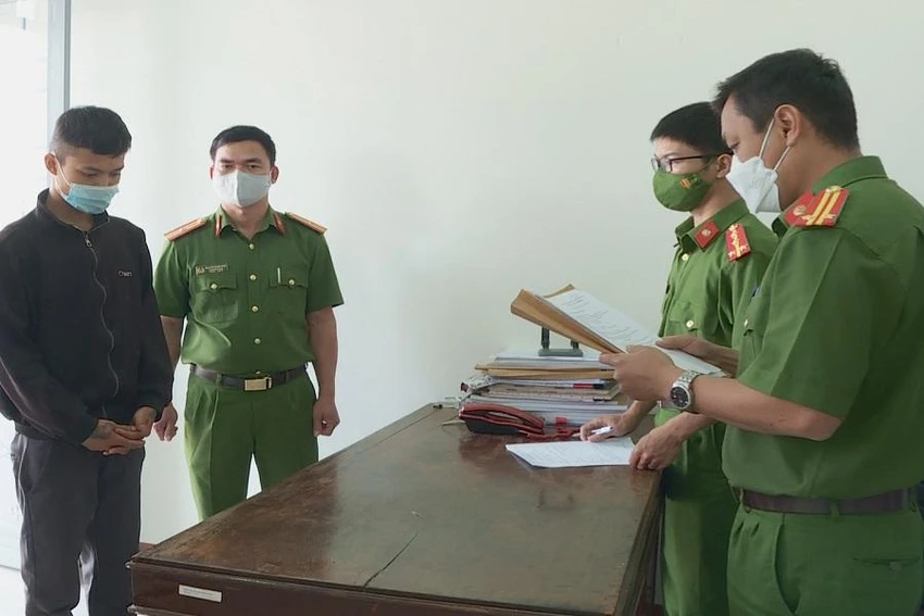 Cơ quan chức năng đang làm việc với những người liên quan trong đường dây ma túy. Ảnh AĐ Cơ quan chức năng đang làm việc với những người liên quan trong đường dây ma túy. Ảnh AĐ