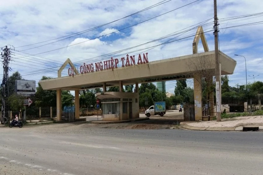 Cổng CCN Tân An. Ảnh AL Cổng CCN Tân An. Ảnh AL