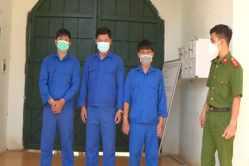 Một số người bị tạm giữ để phục vụ điều tra. Ảnh: QM Một số người bị tạm giữ để phục vụ điều tra. Ảnh: QM