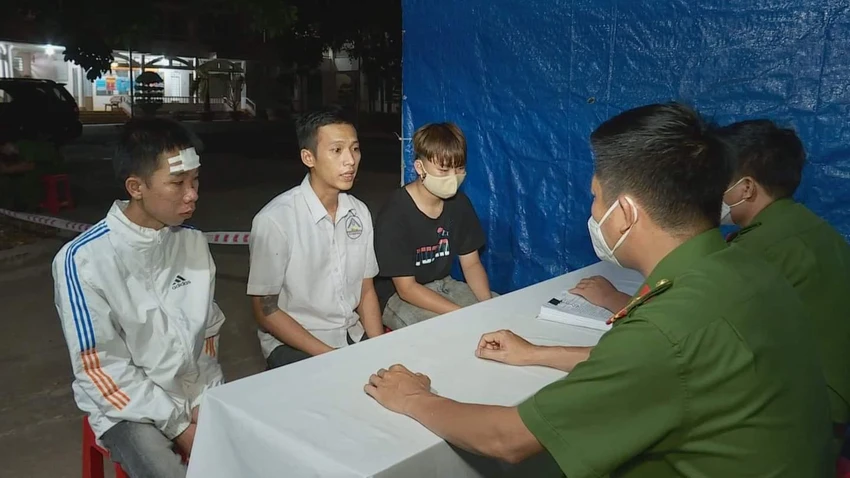 Ba thanh niên bị khởi tố tại cơ quan điều tra. Ba thanh niên bị khởi tố tại cơ quan điều tra.