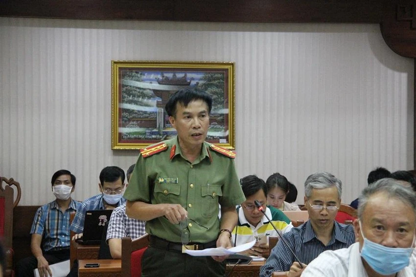Đại tá Nguyễn Văn Quy, Trưởng Phòng Tham mưu, Công an tỉnh nói về quá trình điều tra hai vụ phá rừng trên địa bàn tỉnh. Ảnh QN