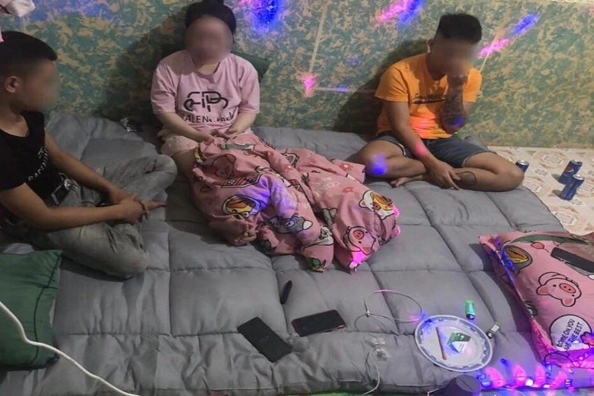 Nhóm nam nữ đang sử dụng ma túy thì bị bắt quả tang. Ảnh QM Nhóm nam nữ đang sử dụng ma túy thì bị bắt quả tang. Ảnh QM
