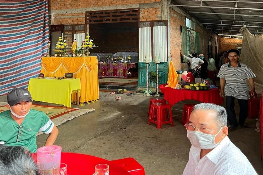 Gia đình chuẩn bị lo hậu sự cho các nạn nhân xấu số. Ảnh AB