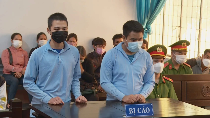 Hai bị cáo tại tòa. Ảnh AĐ