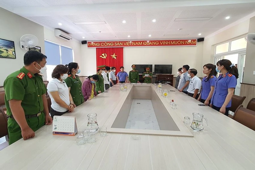 Cơ quan chức năng đã khởi tố, bắt tạm giam Giám đốc CDC Đắk Lắk trưa cùng ngày. Cơ quan chức năng đã khởi tố, bắt tạm giam Giám đốc CDC Đắk Lắk trưa cùng ngày.