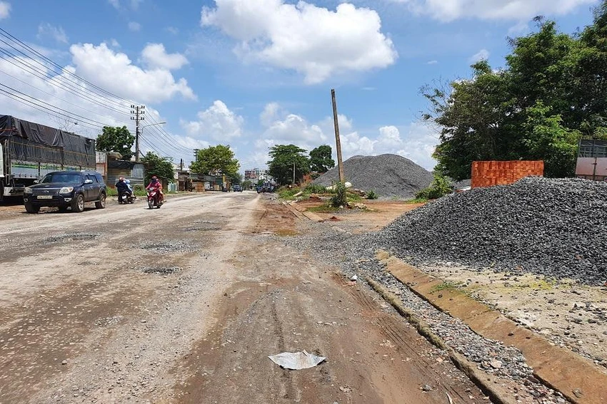 Một đoạn ngắn được rải đá dăm, nhưng lâu ngày không thi công nên tạo thành nhiều ổ gà. Ảnh HT Một đoạn ngắn được rải đá dăm, nhưng lâu ngày không thi công nên tạo thành nhiều ổ gà. Ảnh HT