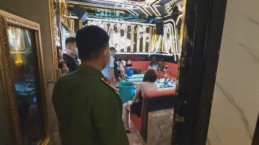 Cảnh sát phát hiện có mua bán dâm tại karaoke. Ảnh AĐ Cảnh sát phát hiện có mua bán dâm tại karaoke. Ảnh AĐ